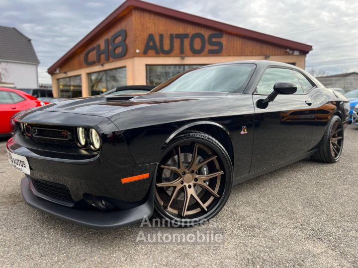 Dodge Challenger V8 64 Scat Pack 492ch boîte automatique 13280KMS NOIR JANTES 22&Prime; NAVIGATION AUDIO ALPINE *DISPONIBLE ET VISIBLE SUR NOTRE PARC* 51900 eur - 3