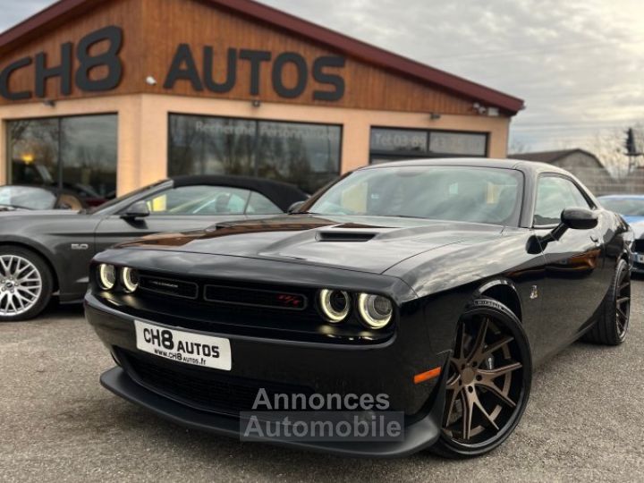 Dodge Challenger V8 64 Scat Pack 492ch boîte automatique 13280KMS NOIR JANTES 22&Prime; NAVIGATION AUDIO ALPINE *DISPONIBLE ET VISIBLE SUR NOTRE PARC* 51900 eur - 9