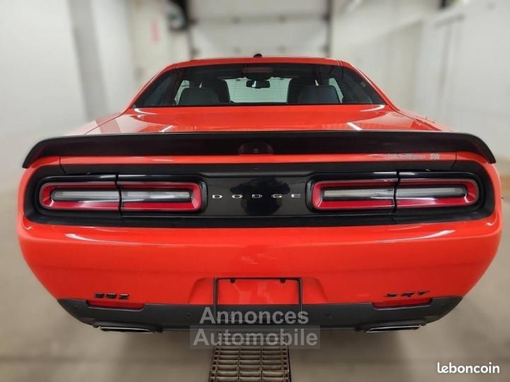 Dodge Challenger 64 SRT T-A - 6