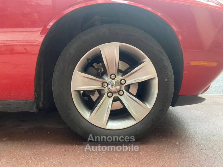Dodge Challenger SXT Rouge - 25