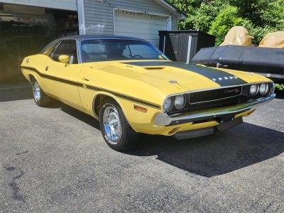 Dodge Challenger r/t    - 1
