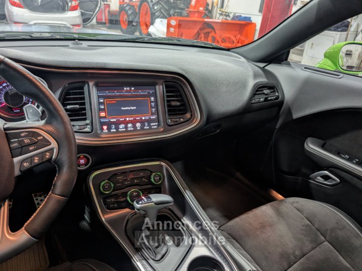 Dodge Challenger SRT 392 V8 64L HEMI - 25